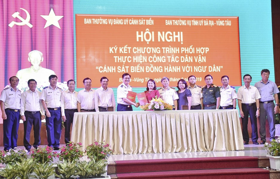 Bà Nguyễn Thị Yến, Phó Bí thư Thường trực Tỉnh ủy, Trưởng Đoàn ĐBQH tỉnh và Trung tướng Hoàng Văn Đồng, Chính ủy Cảnh sát biển ký kết chương trình phối hợp thực hiện công tác dân vận “Cảnh sát biển đồng hành với ngư dân”.
