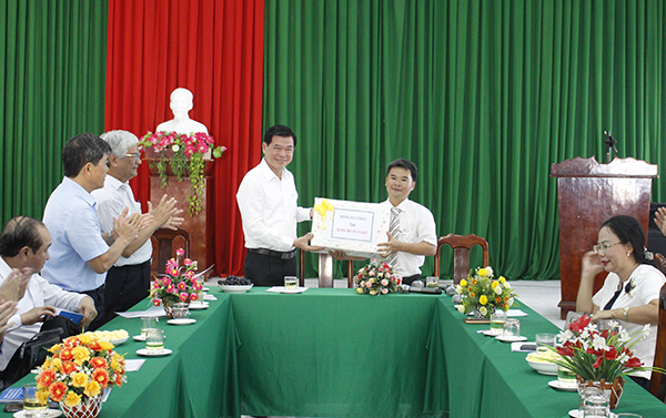 : Ông Nguyễn Hồng Lĩnh, Ủy viên Trung ương Đảng, Bí thư Tỉnh ủy, Chủ tịch HĐND tỉnh tặng sách cho Trường THCS Võ Văn Kiệt (TP.Vũng Tàu).