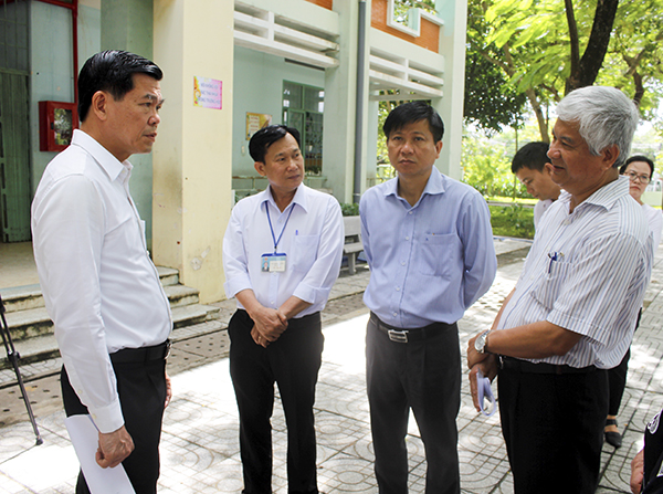 Ông Nguyễn Hồng Lĩnh, Ủy viên Trung ương Đảng, Bí thư Tỉnh ủy, Chủ tịch HĐND tỉnh (bìa trái) và các thành viên trong Đoàn công tác của Tỉnh ủy tìm hiểu về cơ sở vật chất tại trường TH Lê Lợi (TP.Bà Rịa).