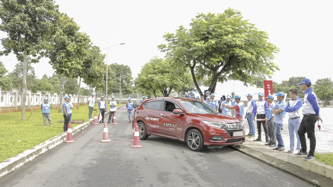 Đại diện Honda Ôtô Bà Rịa Vũng Tàu - Bà Rịa hướng dẫn các kỹ năng lái xe an toàn cho học viên.