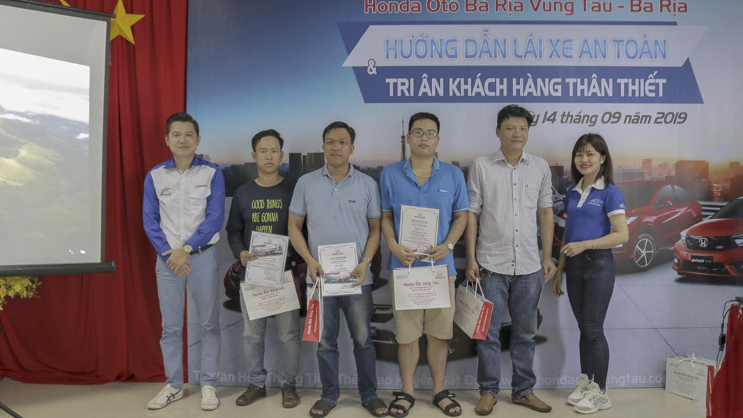 Honda Ôtô Bà Rịa Vũng Tàu - Bà Rịa trao giấy chứng nhận và tặng quà lưu niệm cho các học viên.