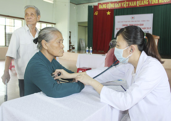 Bác sĩ khám bệnh cho người nghèo phường Hắc Dịch (TX.Phú Mỹ). Ảnh: MINH NHÂN