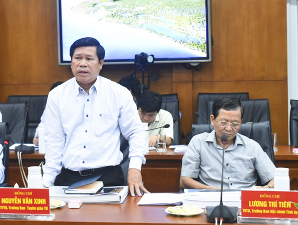Ông Nguyễn Văn Xinh, Ủy viên Ban Thường vụ Tỉnh ủy, Trưởng Ban Tuyên giáo Tỉnh ủy cho ý kiến tại cuộc họp. 