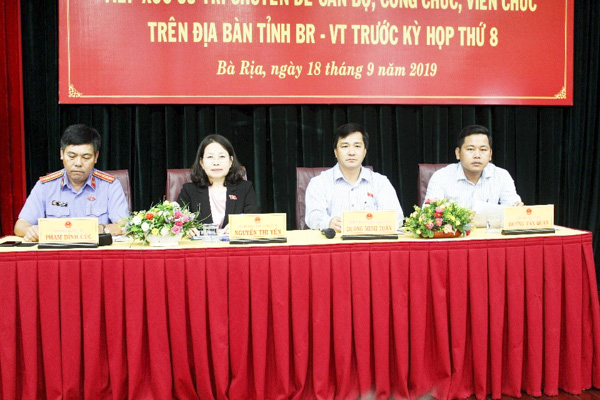 Các đại biểu: Nguyễn Thị Yến, Phó Bí thư Thường trực Tỉnh ủy, Trưởng Đoàn ĐBQH tỉnh; Dương Minh Tuấn, Phó Trưởng Đoàn ĐBQH tỉnh; Phạm Đình Cúc, Viện trưởng Viện KSND tỉnh; Dương Tấn Quân, bác sĩ BV Bà Rịa chủ trì buổi TXCT với cán bộ, công chức, viên chức.