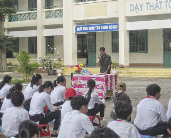 Cựu chiến binh xã Long Mỹ nói chuyện với các em HS Trường THCS Châu Văn Biếc về quá trình chiến đấu, hy sinh của Anh hùng LLVTND - liệt sĩ Châu Văn Biếc.