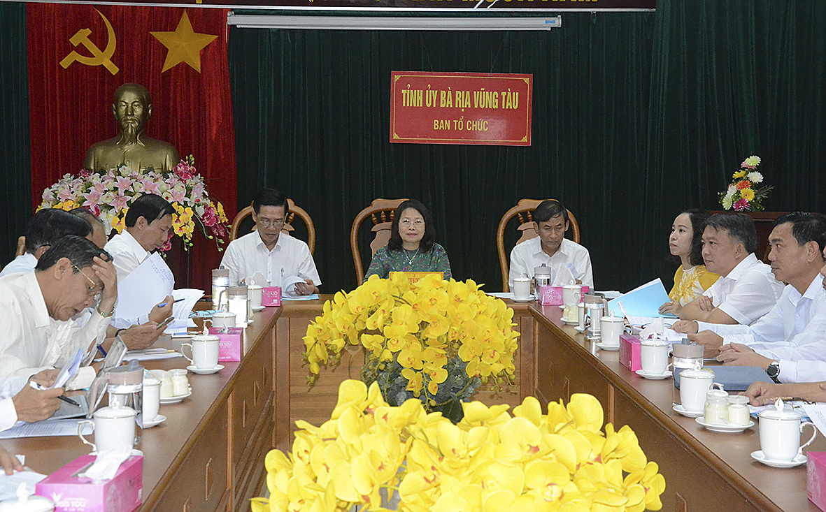 Bà Nguyễn Thị Yến, Phó Bí thư Thường trực Tỉnh ủy, Trưởng Đoàn ĐBQH tỉnh chủ trì tại điểm cầu Tỉnh ủy Bà Rịa-Vũng Tàu.