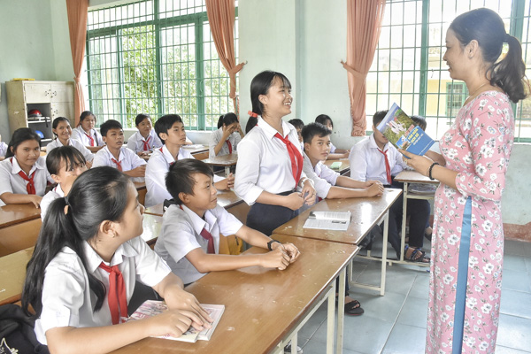 Một buổi sinh hoạt tìm hiểu lịch sử huyện Đất Đỏ giữa cô và trò Trường THCS Châu Văn Biếc. Ảnh: PHƯƠNG NAM