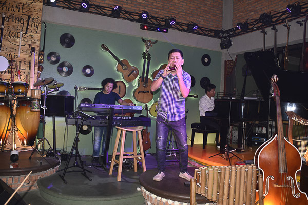 Không gian đậm chất nghệ thuật tại Cà phê acoustic Art Mio. 