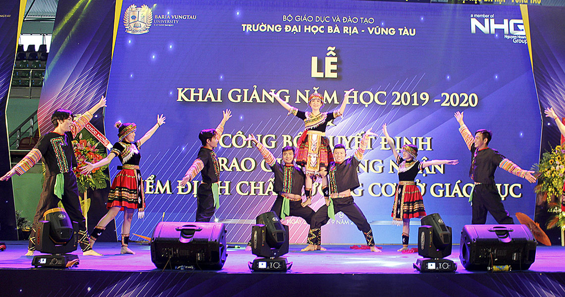 Tiết mục văn nghệ do các giảng viên, SV của Trường ĐH Bà Rịa-Vũng Tàu biểu diễn.