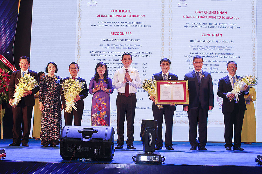 Ông Nguyễn Hồng Lĩnh, Ủy viên Trung ương Đảng, Bí thư Tỉnh ủy, Chủ tịch HĐND tỉnh (thứ năm từ trái qua) cùng lãnh đạo Trung tâm Kiểm định chất lượng giáo dục Hiệp hội các trường ĐH- CĐ Việt Nam (Bộ GD-ĐT) trao Quyết định Chứng nhận kiểm định chất lượng giáo dục cho Trường ĐH Bà Rịa – Vũng Tàu.