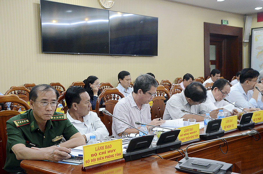 Lãnh đạo các sở, ngành tham dự cuộc họp.