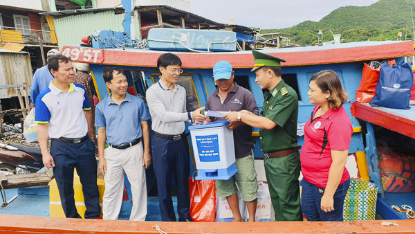 Lãnh đạo TP. Vũng Tàu tặng thùng rác cho ngư dân trên kênh Bến Đình và phát thư ngỏ tuyên truyền cho người dân bỏ rác  đúng nơi quy định, không xả rác đặc biệt là rác thải nhựa xuống kênh.