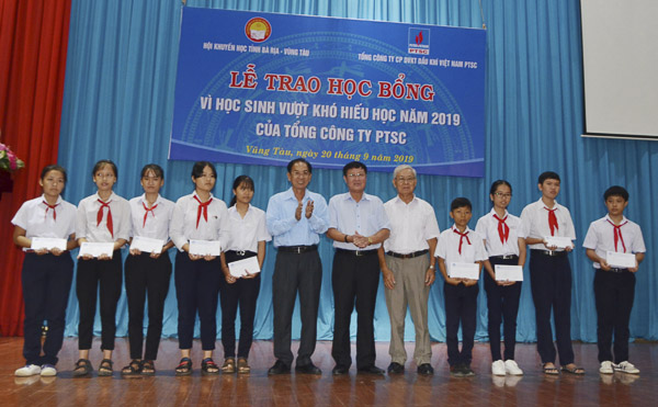 Các ông: Võ Thành Kỳ, Chủ tịch Hội Khuyến học tỉnh; Nguyễn Thế Chuyên, Chủ tịch Công đoàn Công ty Cảng dịch vụ dầu khí (Tổng Công ty PTSC); Bùi Xuân Vịnh, Phó Chủ tịch Thường trực Hội Khuyến học tỉnh trao học bổng cho các em HS nghèo hiếu học.