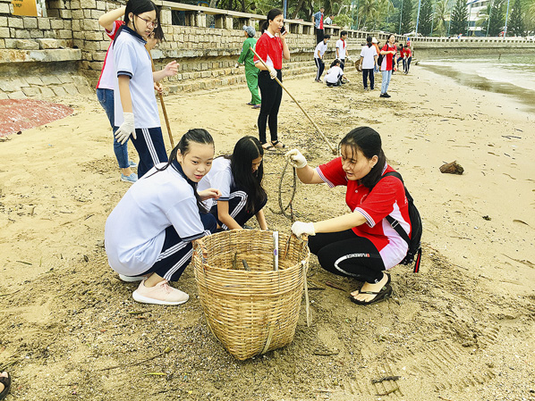 HS và GV Trường THCS Vũng Tàu thu gom rác ở bãi biển Bãi Trước.