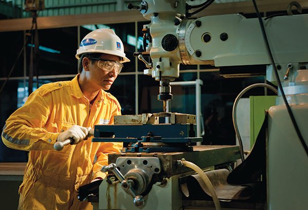 Người lao động PV Gas trong giờ sản xuất.