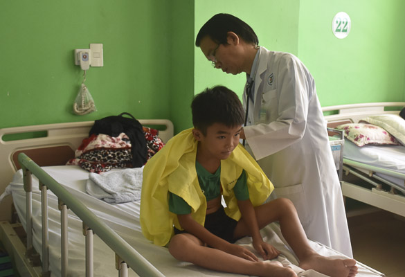Bệnh viện Bà Rịa đang đề xuất bổ sung thêm dịch truyền CPT HES 200 để đáp ứng nhu cầu điều trị các trường hợp sốc SXH nặng. Trong ảnh: Bác sĩ thăm khám cho một bệnh nhi điều trị SXH tại Khoa Nhi, Bệnh viện Bà Rịa.