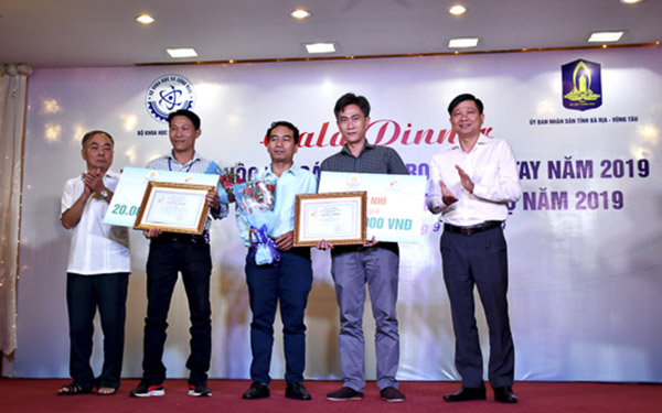 Các ông: Trần Văn Tuấn, Phó Chủ tịch UBND tỉnh; Trần Quốc Thắng, Nguyên Thứ trưởng Bộ KH-CN trao giải Nhì cuộc thi “Sáng kiến trong tầm tay” trong lĩnh vực nông nghiệp vùng Đông Nam Bộ cho các nhóm tác giả “Máy in phun thuốc BVTV 5 in 1” (Bình Phước) và “Thiết bị phơi, sấy trái cây, nông sản, thủy sản sử dụng năng lượng mặt trời với giàn sấy động trục đứng” (TP.Hồ Chí Minh).