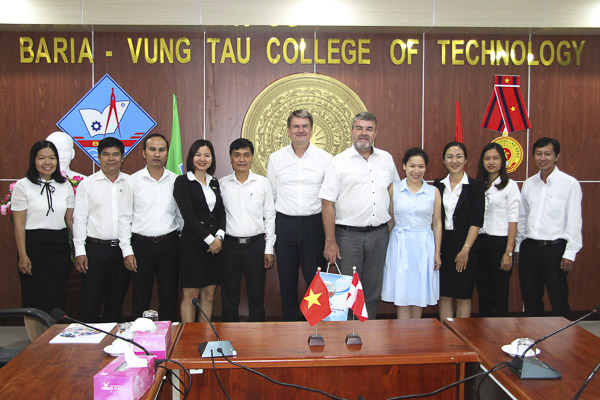Ban Giám hiệu Trường CĐ Kỹ thuật Công nghệ BR-VT tại buổi làm việc với Đoàn công tác của Đan Mạch.