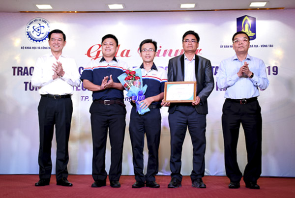 Ông Chu Ngọc Anh, Ủy viên Trung ương Đảng, Bộ Trưởng Bộ KH-CN (bìa phải) và ông Nguyễn Hồng Lĩnh, Ủy viên Trung ương Đảng,  Bí thư Tỉnh ủy, Chủ tịch HĐND tỉnh (bìa trái) trao giải Nhất cuộc thi Tìm kiếm tài năng khởi nghiệp đổi mới sáng tạo Đông Nam bộ cho nhóm tác giả Trần Thái Sơn (tỉnh BR-VT) với dự án đoạt giải “Máy lọc nước biển thành nước ngọt cho tàu cá đánh bắt xa bờ”.  Ảnh: QUANG VINH