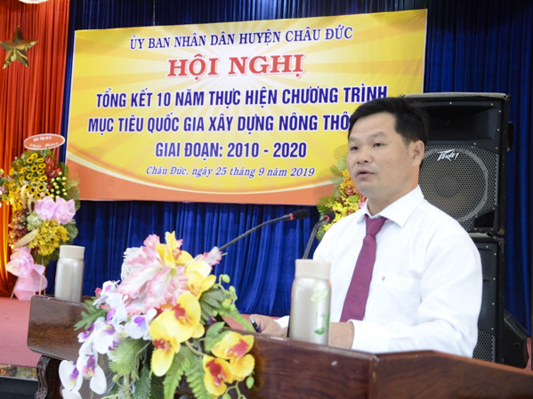 Ông Lê Thanh Liêm, Phó Chủ tịch UBND huyện Châu Đức báo cáo kết quả 10 năm thực hiện Chương trình mục tiêu Quốc gia xây dựng NTM.