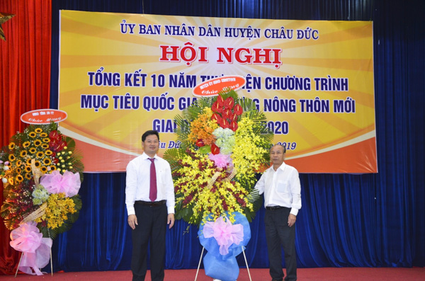 Ông Nguyễn Văn Việt (bên phải), Phó Bí thư Thường trực Huyện ủy Châu Đức trao lẵng hoa chúc mừng cho ông Lê Thanh Liêm, Phó Chủ tịch UBND huyện Châu Đức.