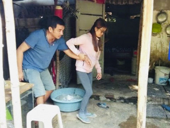 Từ khi anh Lâm Trần Đạt bị mù lòa, chị Phan Mỹ Trinh phải nghỉ việc, ở nhà để chăm sóc chồng.