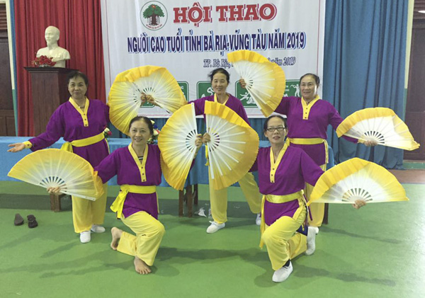 VĐV tham gia nội dung thi biểu diễn thể dục dưỡng sinh.