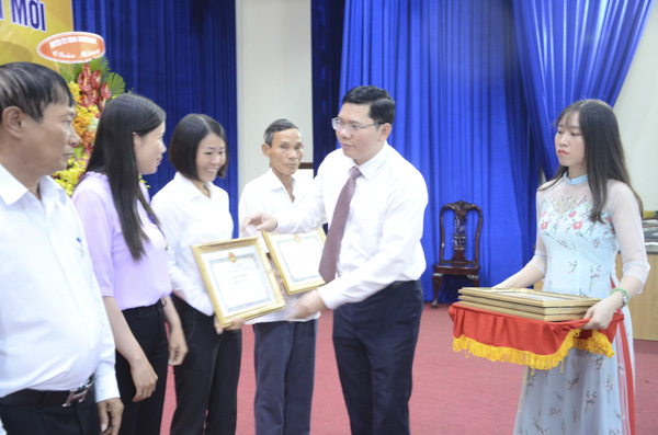 Ông Hoàng Nguyên Dinh, Chủ tịch UBND huyện Châu Đức tặng bằng khen cho các cá nhân đạt thành tích xuất sắc trong phong trào xây dựng nông thôn mới, giai đoạn 2010-2020.