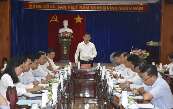 Ông Nguyễn Hồng Lĩnh, Ủy viên Trung ương Đảng, Bí thư Tỉnh ủy, Chủ tịch HĐND tỉnh phát biểu kết luận buổi làm việc.