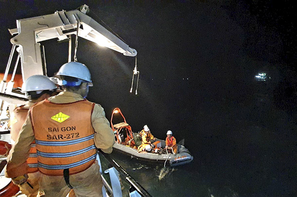 Lực lượng cứu nạn đưa cano tiếp cận tàu cá có người bị nạn.