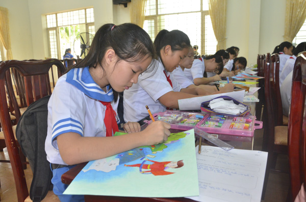 Hội thi vẽ tranh “Thiếu nhi sáng tác nhân vật siêu anh hùng giải cứu  trái đất” năm 2019 giúp HS có sân chơi thể hiện năng khiếu hội họa.