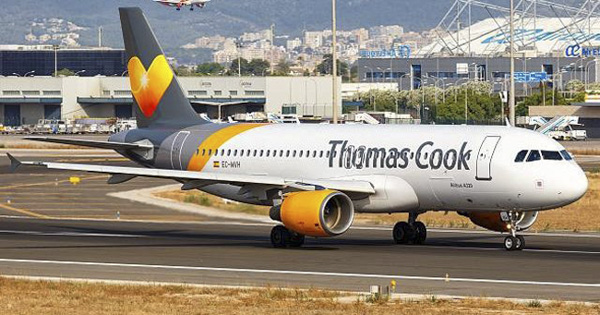Một máy bay của Thomas Cook đưa khách du lịch đến Địa Trung Hải.