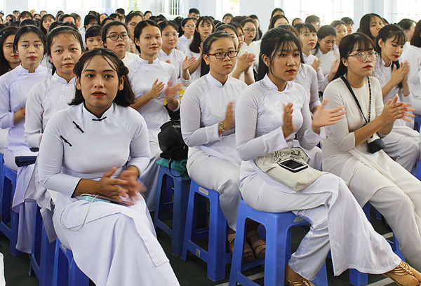 SV của trường dự Lễ khai giảng.