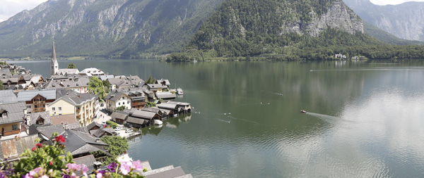 Hallstatt (Áo) là một trong những thị trấn ven hồ lâu đời nhất châu Âu.