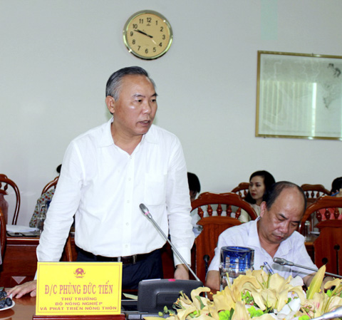 Thứ trưởng Bộ NN-PTNT Phùng Đức Tiến phát biểu tại buổi làm việc với UBND tỉnh.