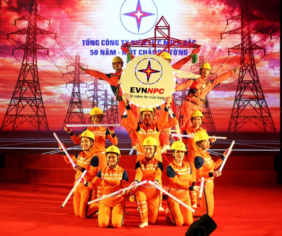Các thí sinh của đội thi Tập đoàn Điện lực Việt Nam trong phần thi Chào hỏi và tiểu phẩm về an toàn, vệ sinh lao động.