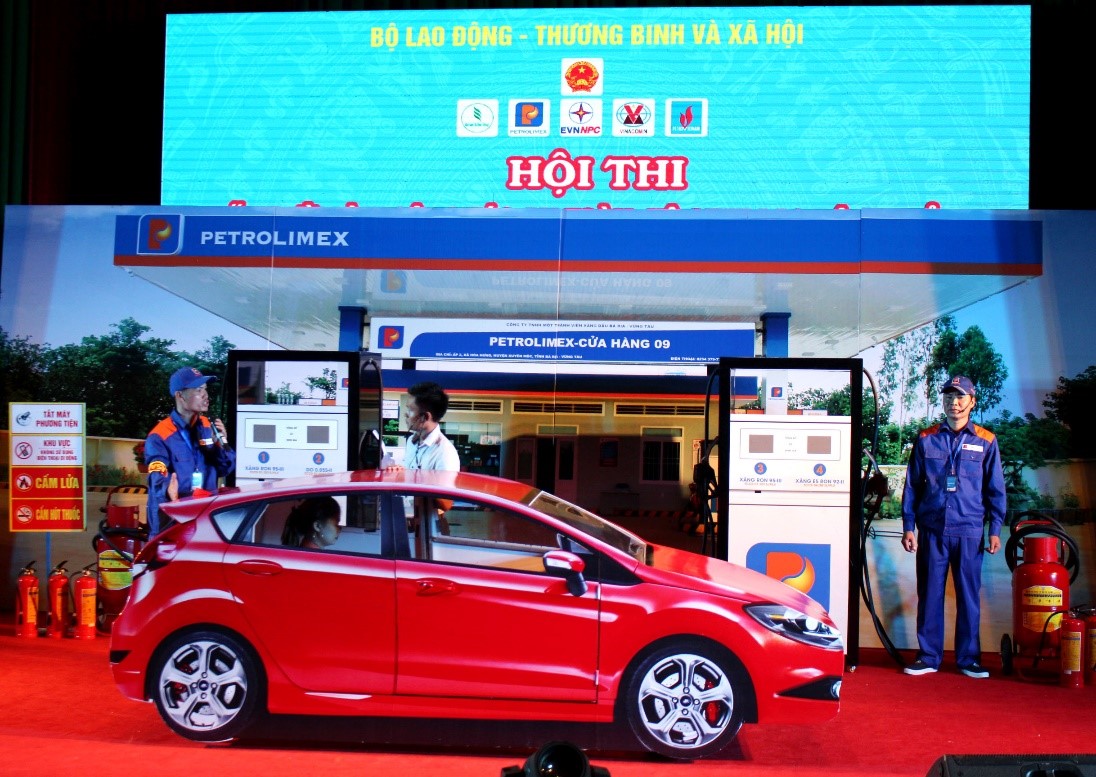 Phần thi Chào hỏi và tiểu phẩm về an toàn, vệ sinh lao động của đội thi Tập đoàn Xăng dầu Việt Nam. 