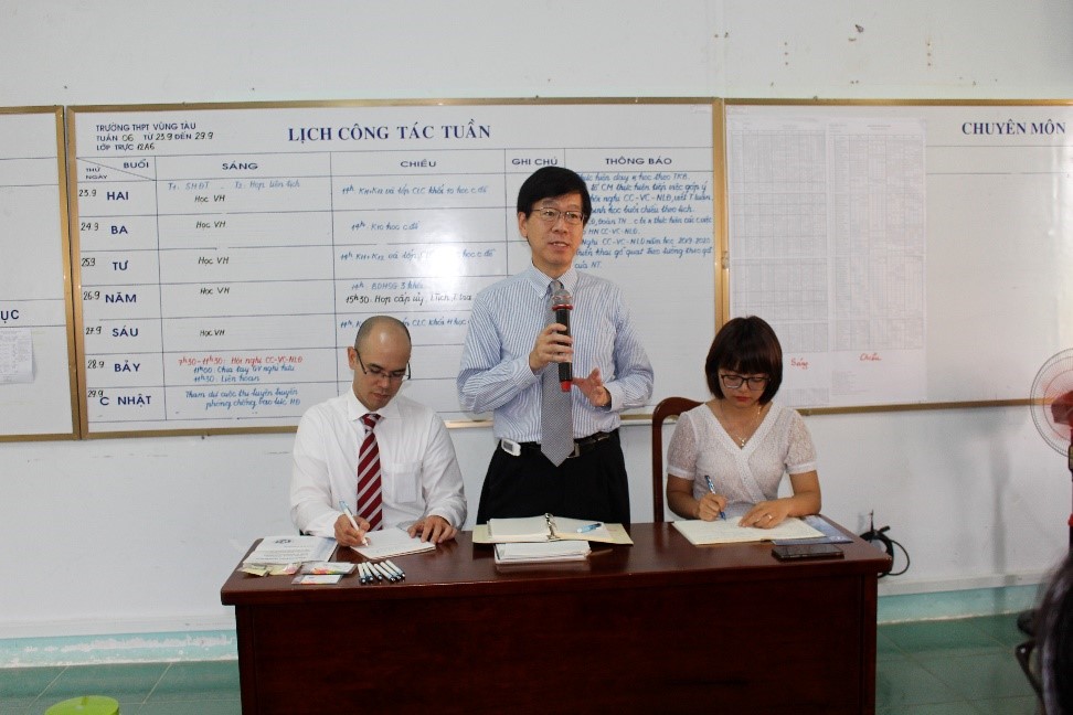 Thầy Shunuke Sekiguchi, Giám đốc Chương trình giảng dạy bằng tiếng Anh (E-track) giới thiệu các chương trình học tại Trường ĐH Quốc tế Tokyo cho HS, phụ huynh Trường THPT Vũng Tàu.