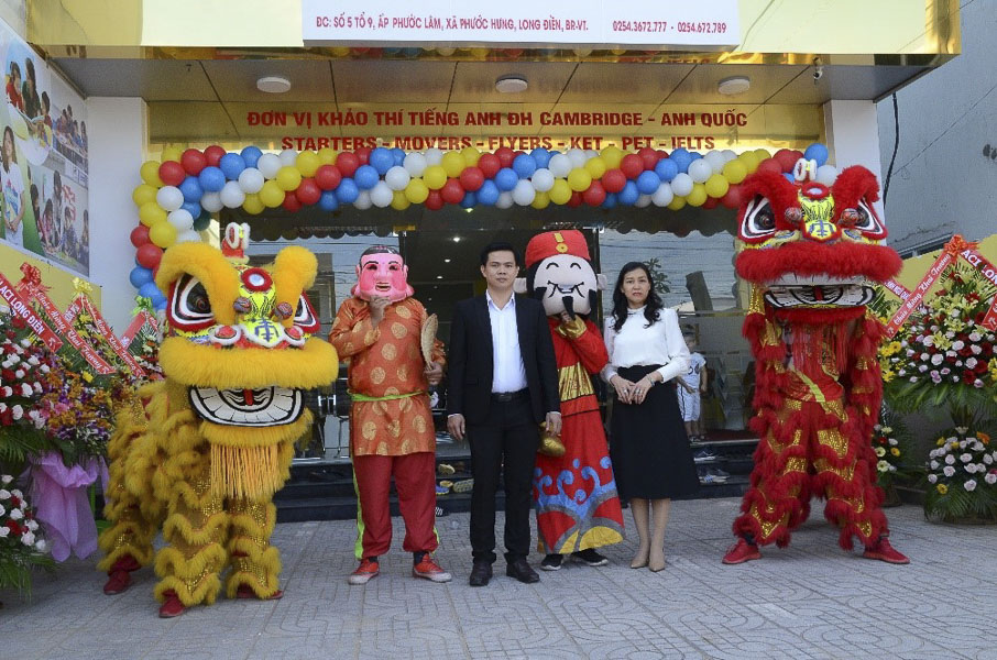Thạc sĩ Mai Thiện, Tổng Giám đốc, Chủ tịch HĐTV Trung tâm Tin học và Ngoại ngữ Quốc tế Á Châu ACI (đứng giữa) tại Lễ khai trương chi nhánh ACI.