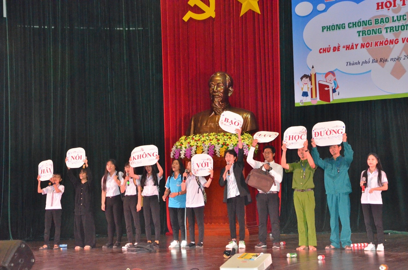 HS Trường THPT Trần Hưng Đạo (TX.Phú Mỹ) với thông điệp “Hãy nói không với bạo lực học đường” tại hội thi.