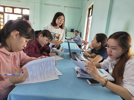 Người lao động đăng ký thông tin tuyển dụng tại phiên giao dịch việc làm lần thứ VII.