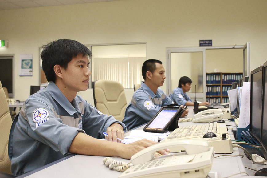 Kỹ sư Công ty Nhiệt điện Phú Mỹ vận hành phần mềm.