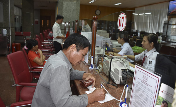Khách hàng giao dịch tại Agribank Vũng Tàu. Ảnh HÀ AN
