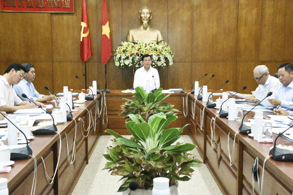 Ông Nguyễn Hồng Lĩnh, Ủy viên Trung ương Đảng, Bí thư Tỉnh ủy, Chủ tịch HĐND tỉnh chủ trì cuộc họp.