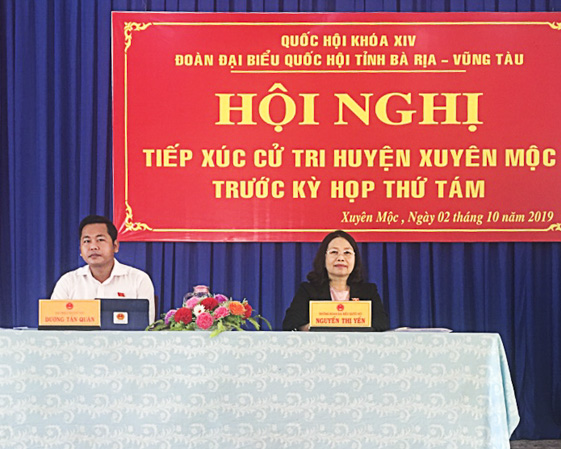 Đại biểu: Nguyễn Thị Yến, Phó Bí thư Thường trực Tỉnh ủy, Trưởng Đoàn ĐBQH tỉnh và Dương Tấn Quân, bác sĩ Bệnh viện Bà Rịa TXCT huyện Xuyên Mộc.