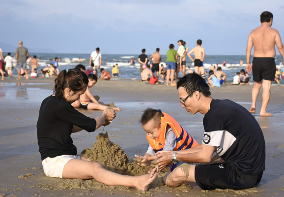 Du khách vui chơi tại Bãi Sau.