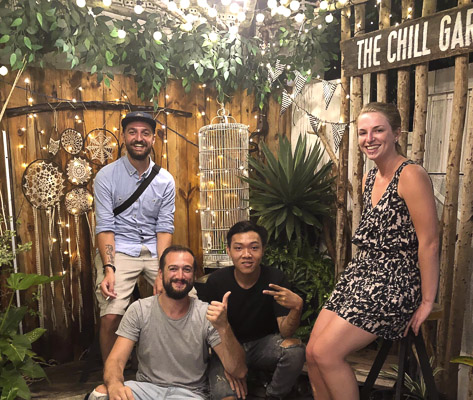 Du khách nước ngoài chụp hình lưu niệm tại The Chill Garden.