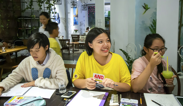Các em học sinh tham gia câu lạc bộ vẽ tranh Comic tại Yuta Cafe. Ảnh: BẢO UYÊN