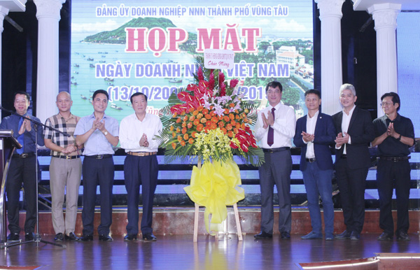 Ông Trần Đình Khoa, Ủy viên Ban Thường vụ Tỉnh ủy, Bí thư Thành ủy Vũng Tàu tặng hoa chúc mừng Đảng bộ DNNNN TP.Vũng Tàu nhân kỷ niệm 15 năm ngày Doanh nhân Việt Nam.
