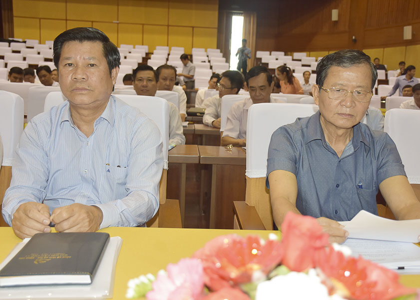 Ông Nguyễn Văn Xinh, Ủy viên Ban Thường vụ Tỉnh ủy, Trưởng Ban Tuyên giáo Tỉnh ủy (bên trái) và ông Lương Trí Tiên, Ủy viên Ban Thường vụ Tỉnh ủy, Trưởng Ban Nội chính Tỉnh ủy, tham dự hội nghị.